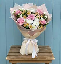 Букет цветов из:  Гвоздики, Орхидеи и Розы в Кировский Курской области