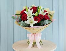 Букет цветов из:  Лилии и Розы в Кировский Курской области