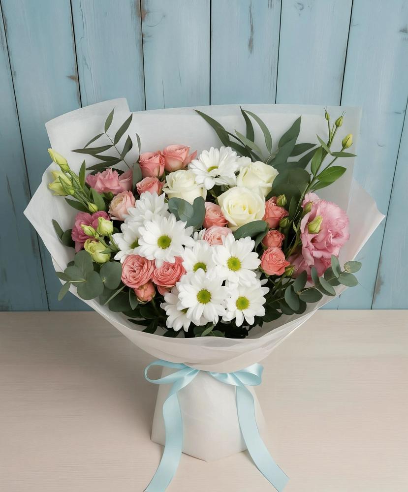 Букет цветов из: Розы, Лизиантусы и Хризантемы в Кировский Курской области