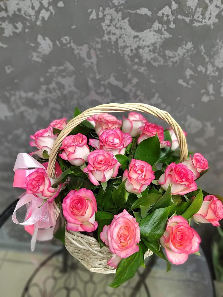 Цветочная композиция из Розы в корзине в Кировский Курской области