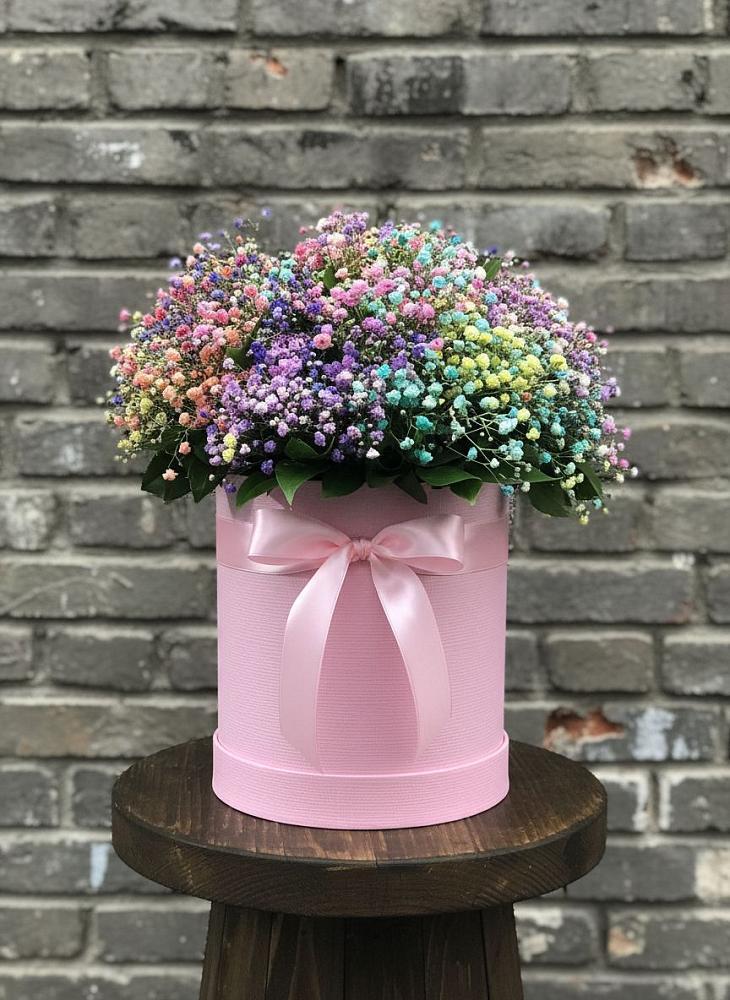 Цветочная композиция из Гипсофила и Розы в шляпной коробке в Кировский Курской области