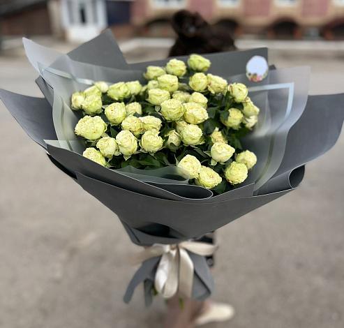 Букет Белые кустовые розы Солинеро в Кировский Курской области