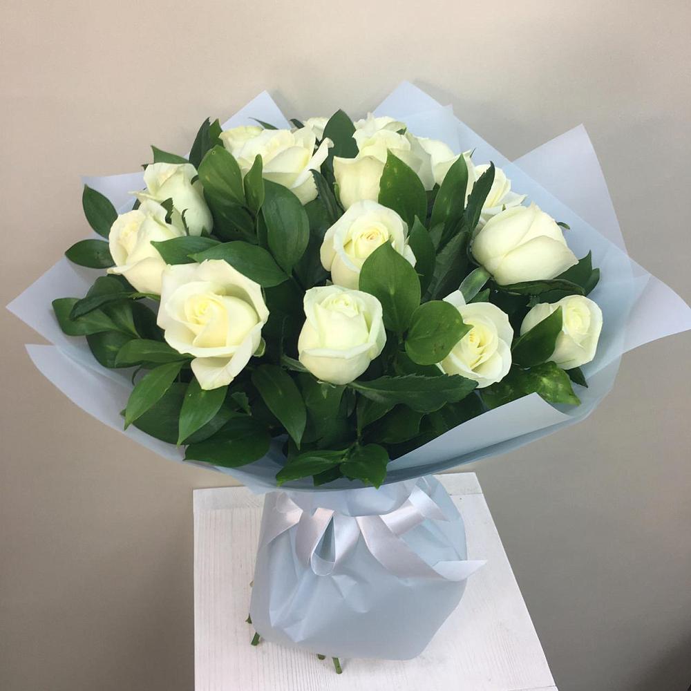 Букет 15 Белых роз Проуд в Кировский Курской области