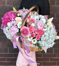 Композиция солнечный день в Кировский Курской области Цветочная композиция из Розы, Хризантемы, Пионы и Лизиантусы в корзине в Кировский Курской области