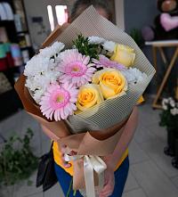 Букет цветов из:  Герберы, Розы и Хризантемы в Кировский Курской области