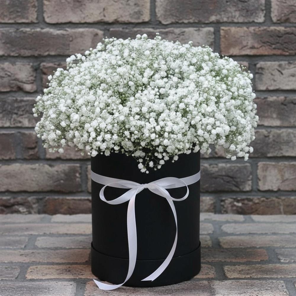 Цветочная композиция из Гипсофила в шляпной коробке в Кировский Курской области