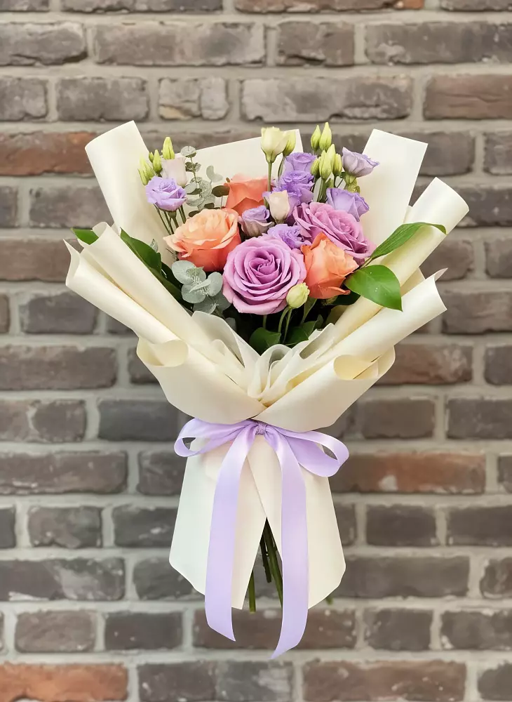 Букет цветов из: Лизиантусы и Розы в Кировский Курской области