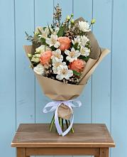 Букет цветов из:  Альстромерии, Лизиантусы, Розы и Хризантемы в Кировский Курской области