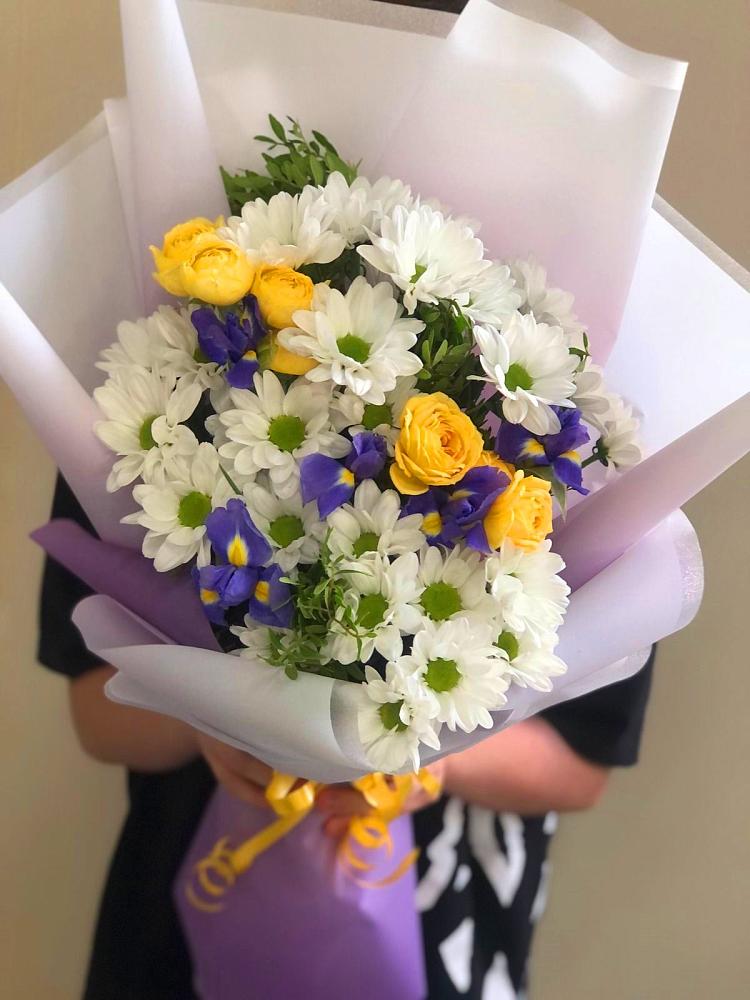 Букет цветов из: Ирисы, Хризантемы и Розы в Кировский Курской области