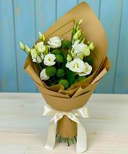 Букет цветов из:  Хризантемы и Лизиантусы в Кировский Курской области