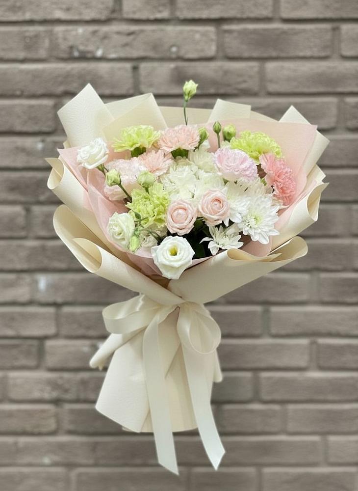 Букет цветов из: Гвоздики, Розы, Лизиантусы и Хризантемы в Кировский Курской области