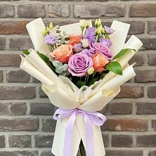 Букет цветов из:  Лизиантусы и Розы в Кировский Курской области