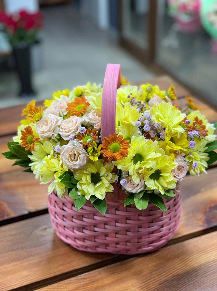Цветочная композиция из Хризантемы и Розы в корзине в Кировский Курской области