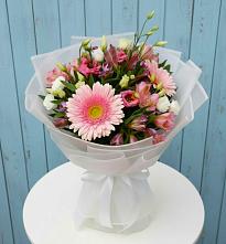 Букет цветов из:  Герберы, Альстромерии и Лизиантусы в Кировский Курской области