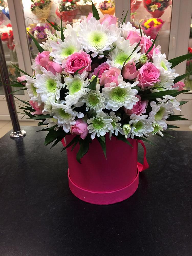 Цветочная композиция из Розы и Хризантемы в шляпной коробке в Кировский Курской области