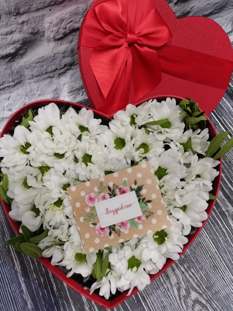 Цветочная композиция из Хризантемы в виде сердца в Кировский Курской области