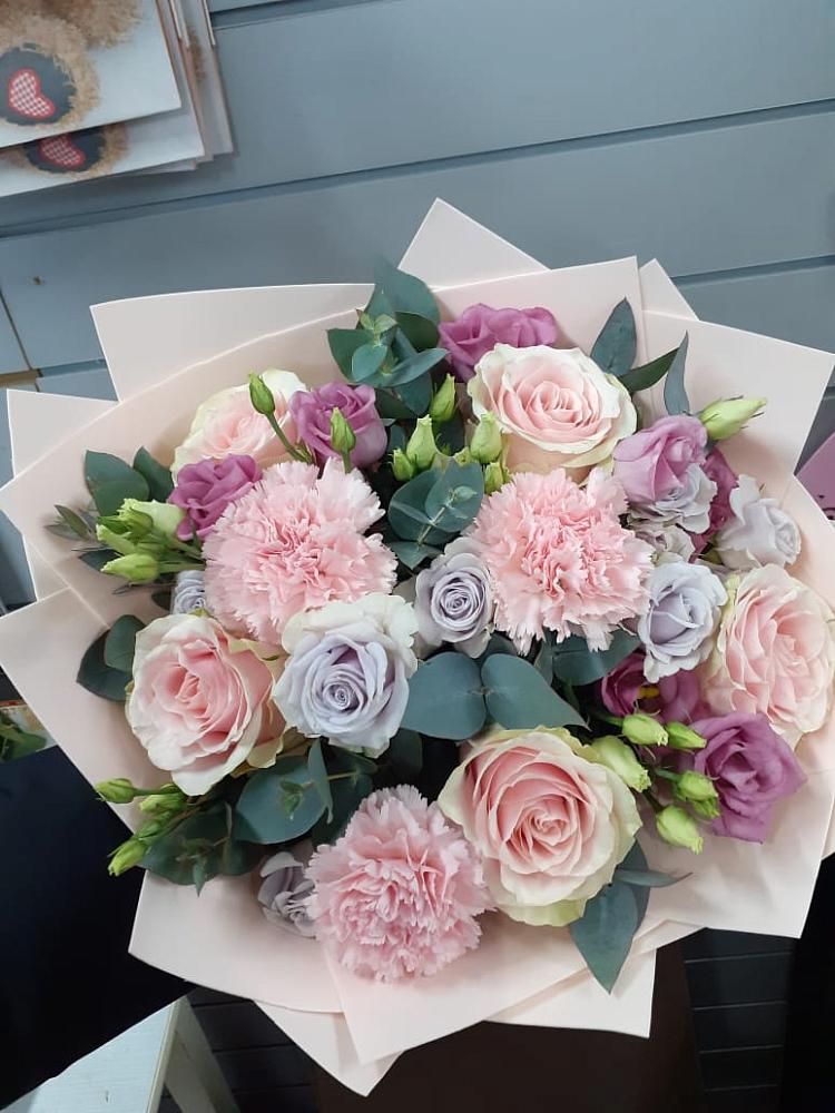 Букет цветов из: Розы, Гвоздики и Лизиантусы в Кировский Курской области