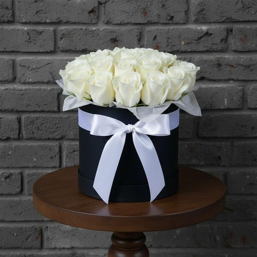 Цветочная композиция из Розы в шляпной коробке в Кировский Курской области