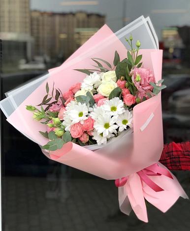 Букет цветов из: Розы, Лизиантусы и Хризантемы в Кировский Курской области
