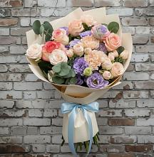 Букет цветов из:  Розы, Лизиантусы и Гвоздики в Кировский Курской области