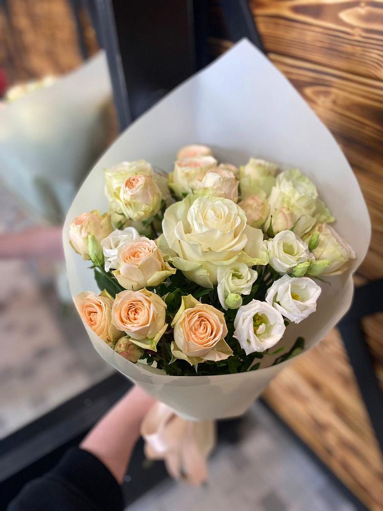 Букет цветов из: Розы и Лизиантусы в Кировский Курской области