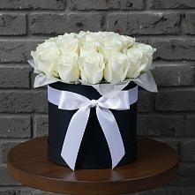 Цветочная композиция из Розы в шляпной коробке в Кировский Курской области