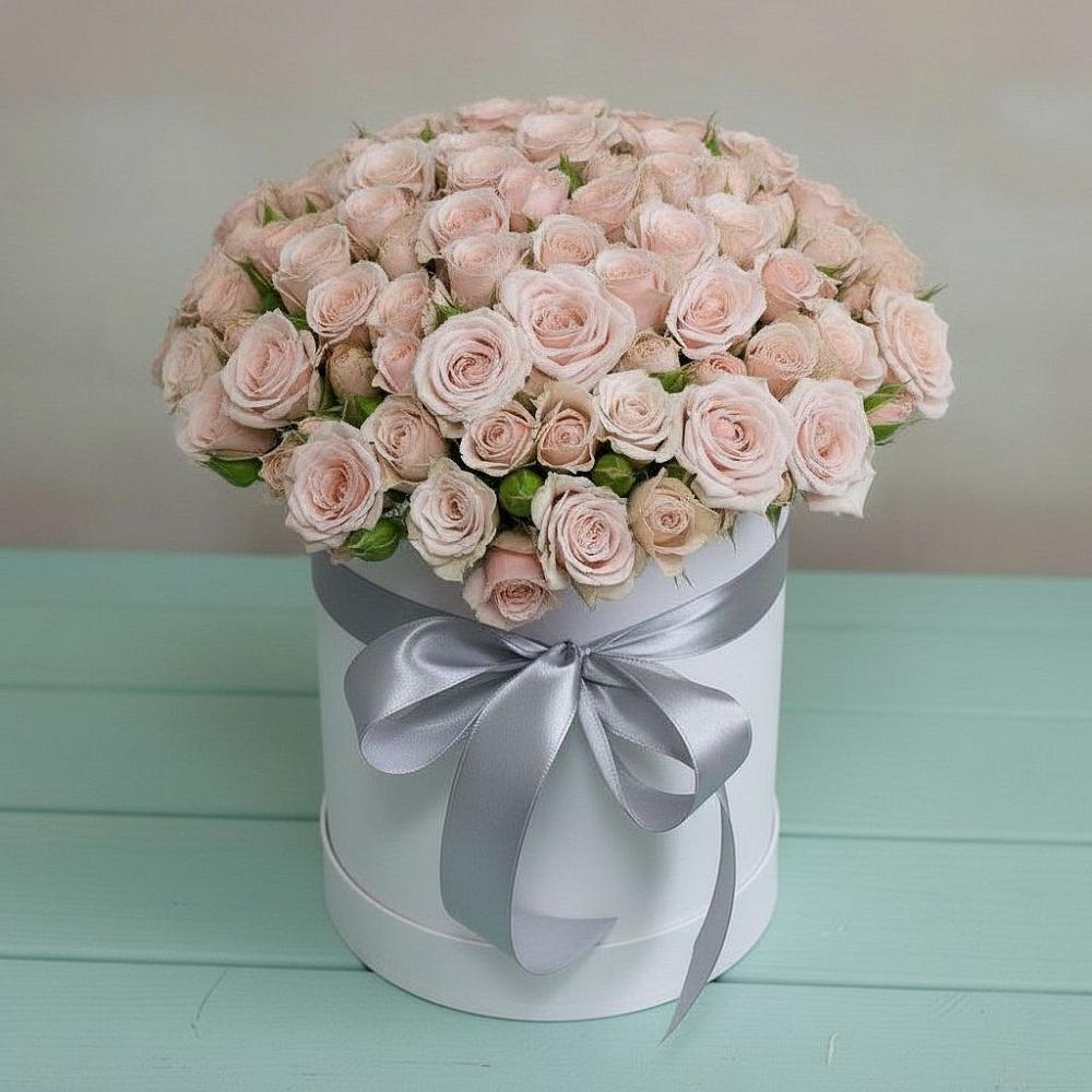 Цветочная композиция из Розы в шляпной коробке в Кировский Курской области